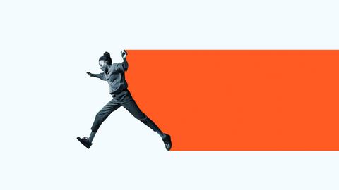 Eine junge Frau springt von rechts nach links und zieht einen orangen Streifen hinter sich her.