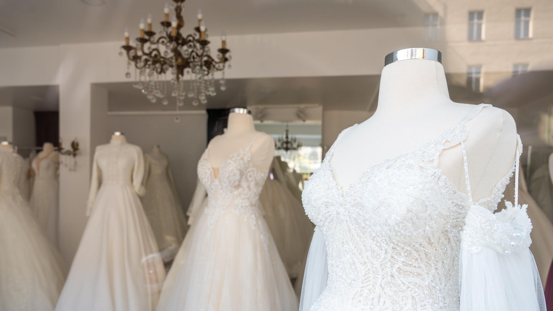 In einem Geschäft für Hochzeitskleider stehen Schaufensterpuppen mit Hochzeitskleidern. In einem Geschäft für Hochzeitskleider stehen Schaufensterpuppen mit Hochzeitskleidern.