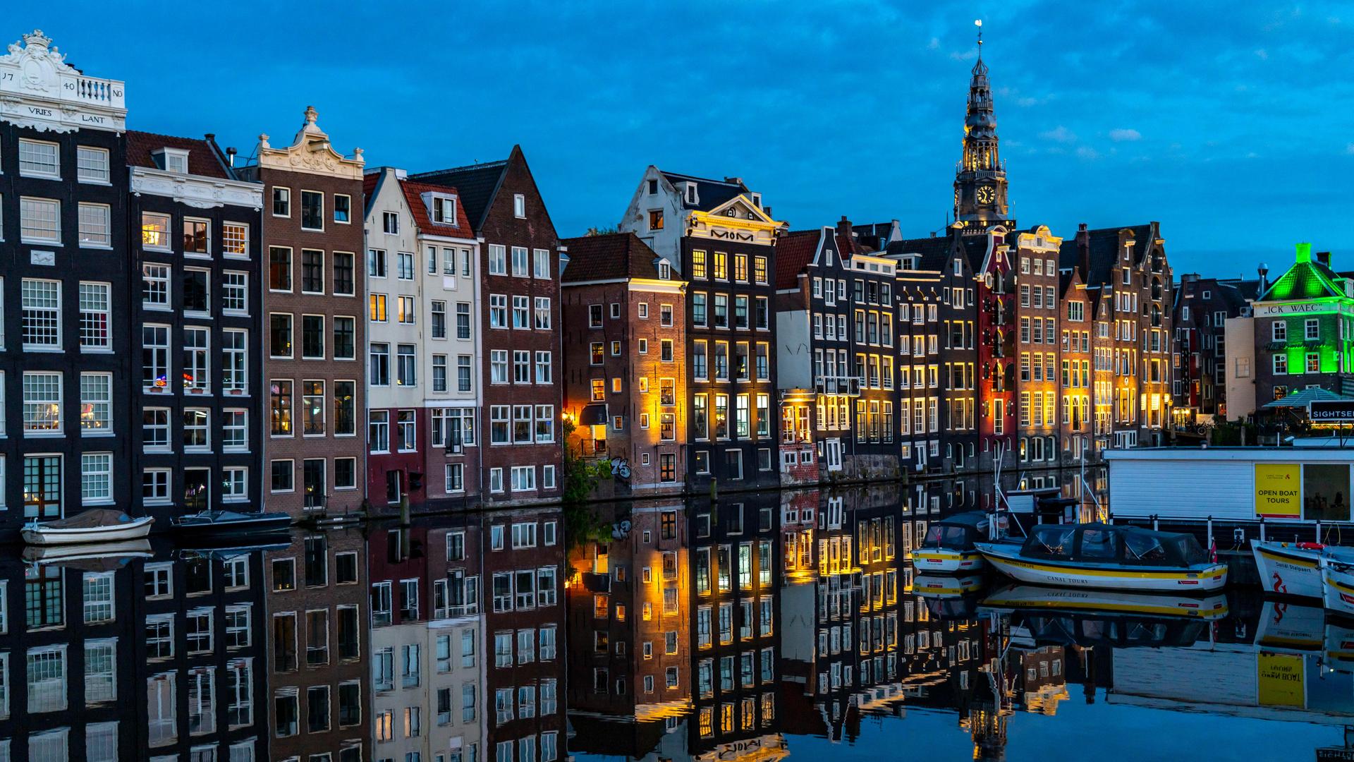 Blick auf Grachtenhäuser am Damrak, im Zentrum der Altstadt von Amsterdam.