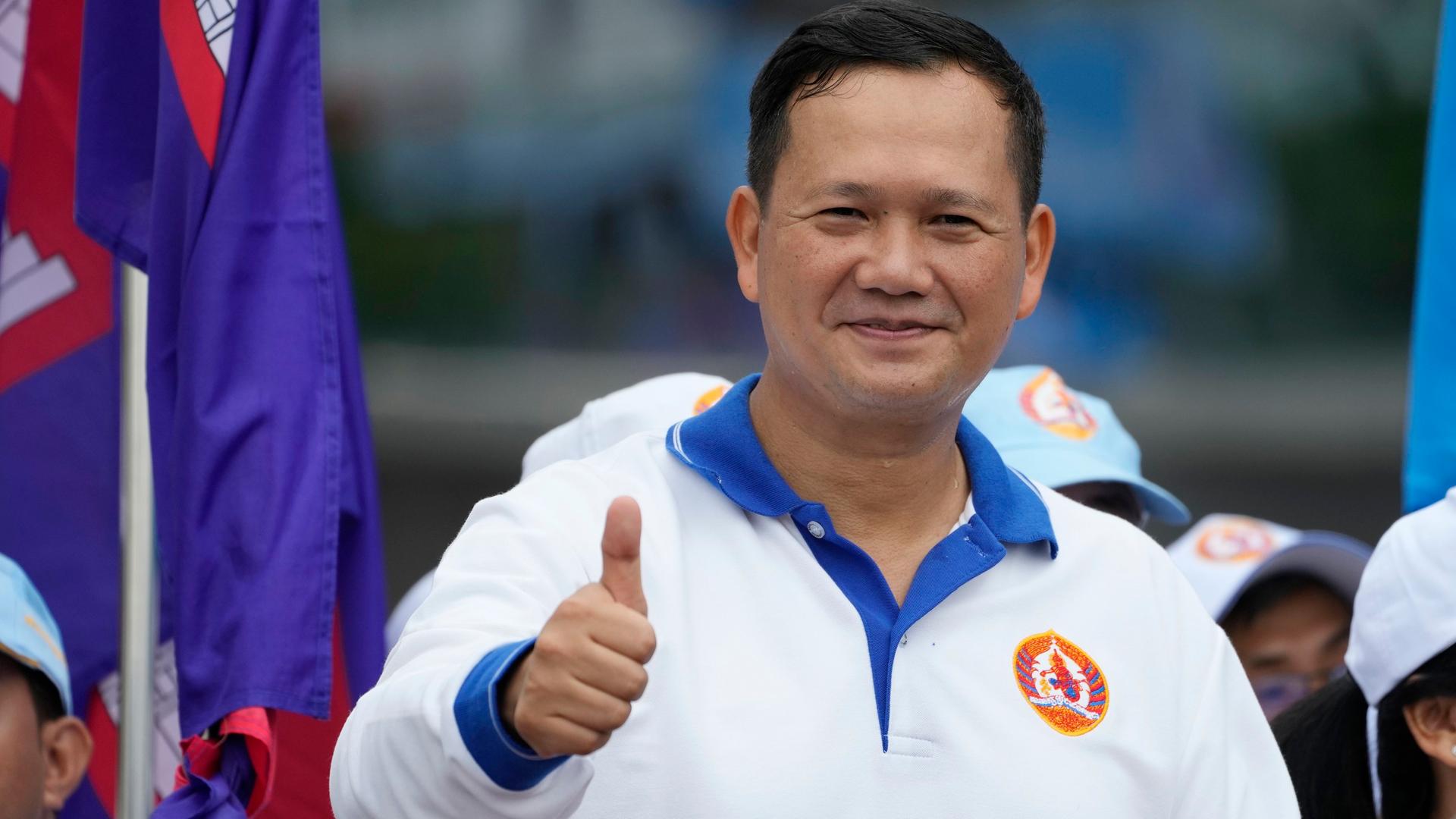 Phnom Penh: Hun Manet, Sohn des bisherigen kambodschanischen Ministerpräsidenten Hun Sen, hebt den Daumen während einer Veranstaltung zum Abschluss des Wahlkampfs. Phnom Penh: Hun Manet, Sohn des bisherigen kambodschanischen Ministerpräsidenten Hun Sen, hebt den Daumen während einer Veranstaltung zum Abschluss des Wahlkampfs.