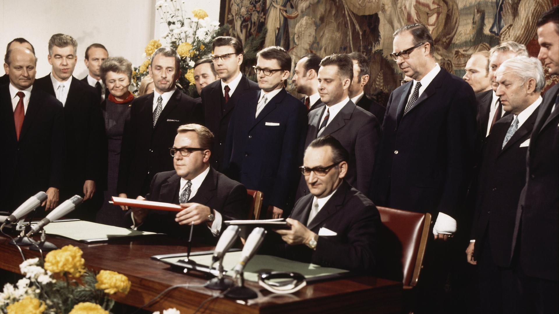 7. Dezember 1971: Das Berlin-Transit-Abkommen wird durch Bundeskanzleramt-Staatssekretär Egon Bahr (vorne rechts) und DDR-Staatssekretär Michael Kohl (vorne links) im Gobelin-Saal im Palais Schaumburg in Bonn unterzeichnet  