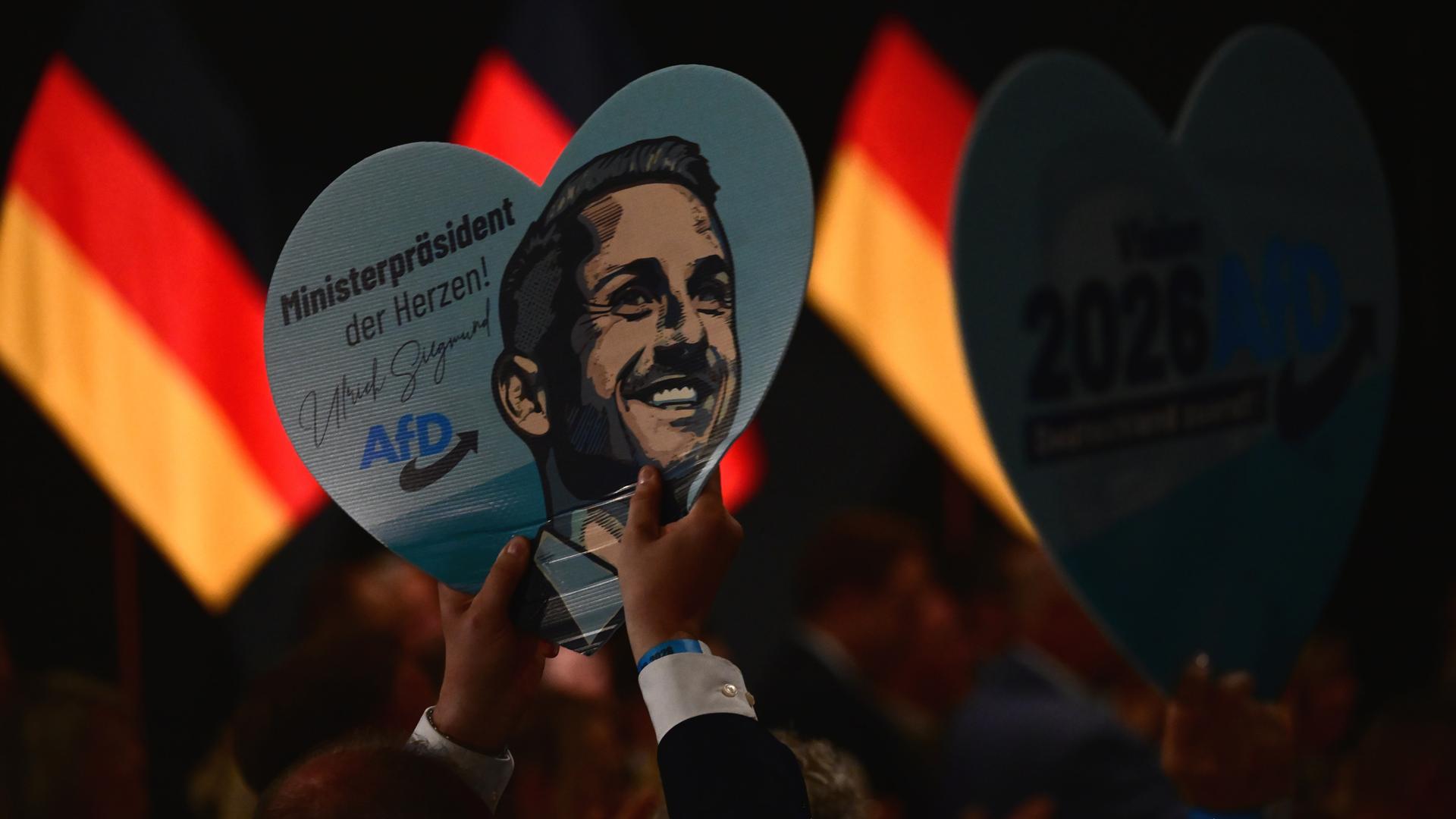 Ein Schild in Herzform mit dem Porträt von Spitzenkandidat Siegmund ist bei einer Wahlparty der AfD in Sachsen-Anhalt zu sehen.