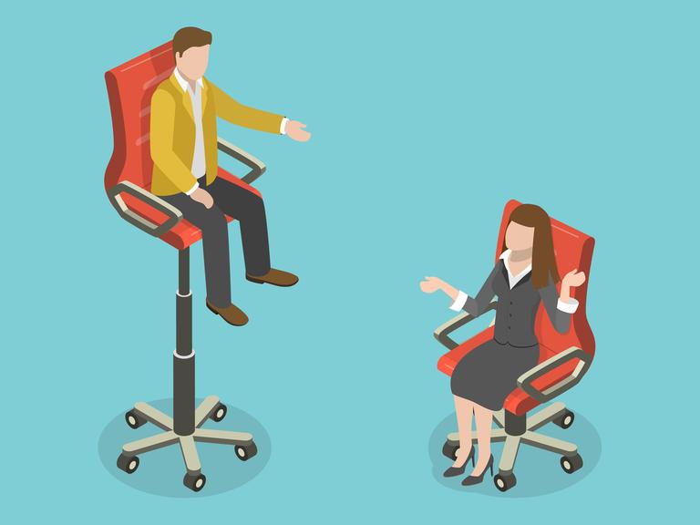 Illustration: Das Bild zeigt zwei Stühle auf unterschiedlicher Höhe: Auf dem höheren sitzt ein Mann, auf dem deutlich niedrigeren eine Frau. Die ungleiche Sitzhöhe symbolisiert den Gender Pay Gap