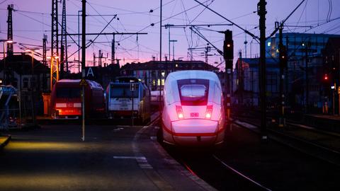 Ein ICE verlässt am Morgen den Hauptbahnhof Hannover in Richtung Berlin.