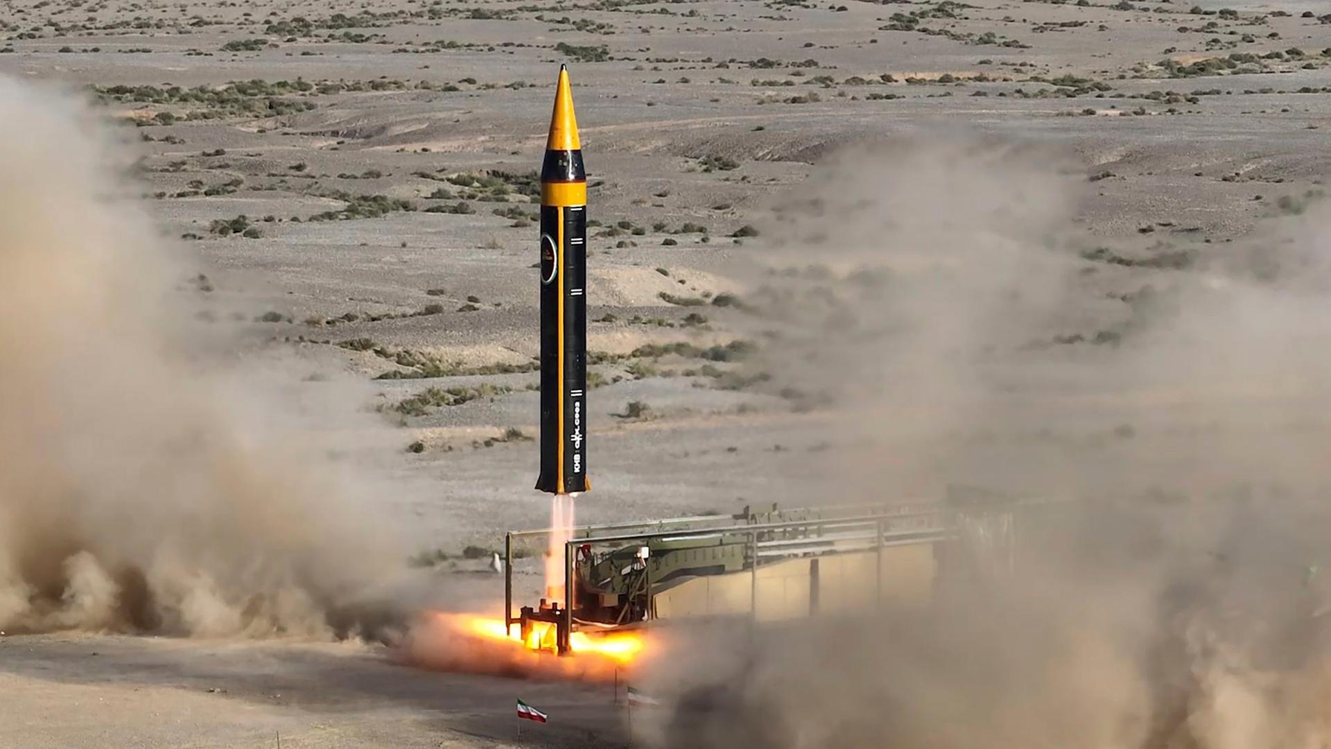Auf diesem vom iranischen Verteidigungsministerium veröffentlichten Bild wird eine Rakete der vierten Version vom Typ Chorramschahr an einem ungenannten Ort gestartet.