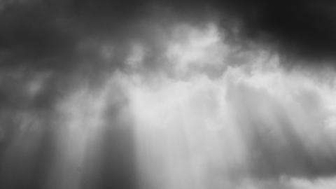Dunkle Wolken und Sonnenstrahlen und schwarz-weiß. Dunkle Wolken und Sonnenstrahlen und schwarz-weiß.