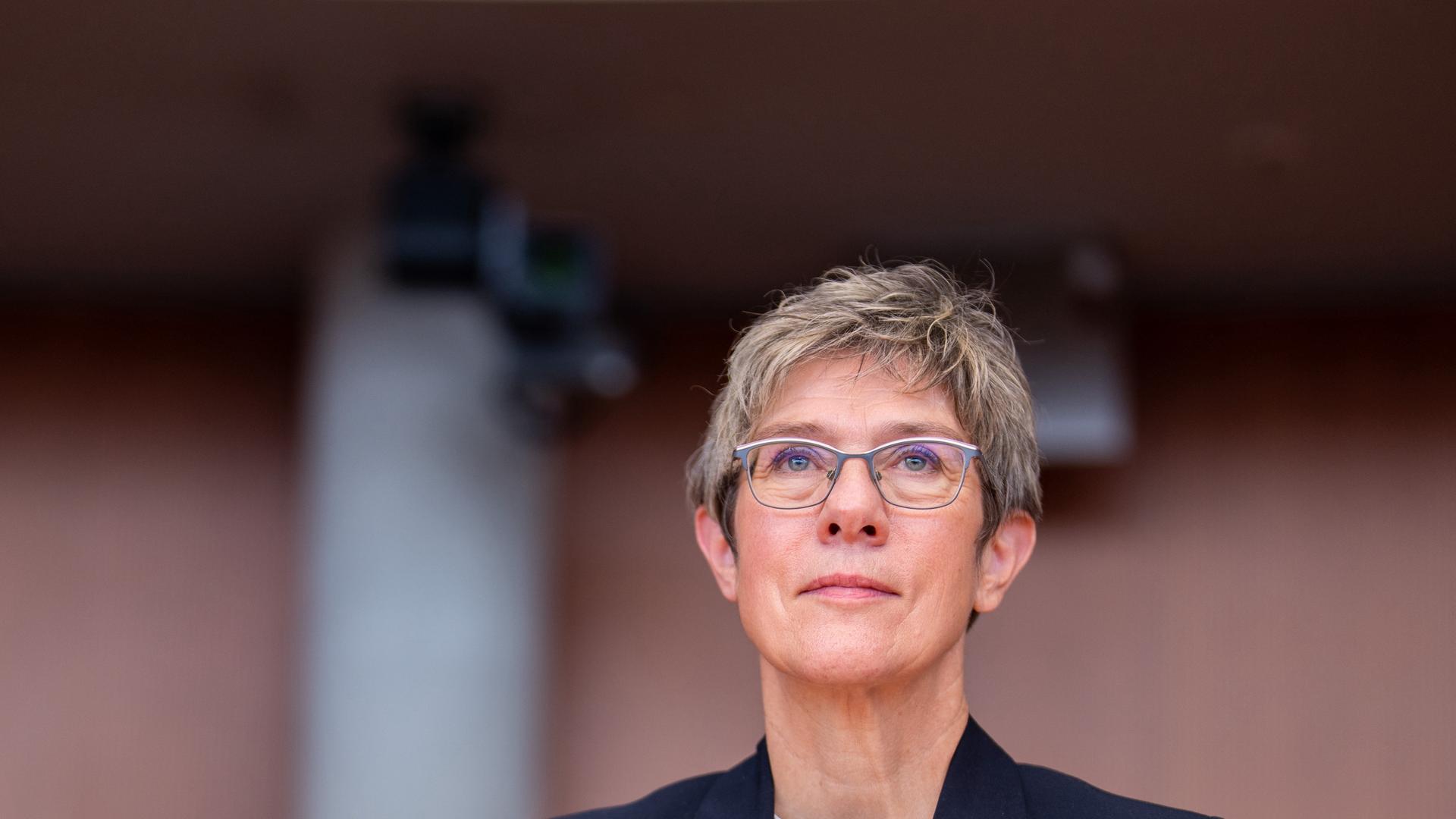 Ex-Verteidigungsministerin Annegret Kramp-Karrenbauer (CDU) schaut leicht nach oben. 