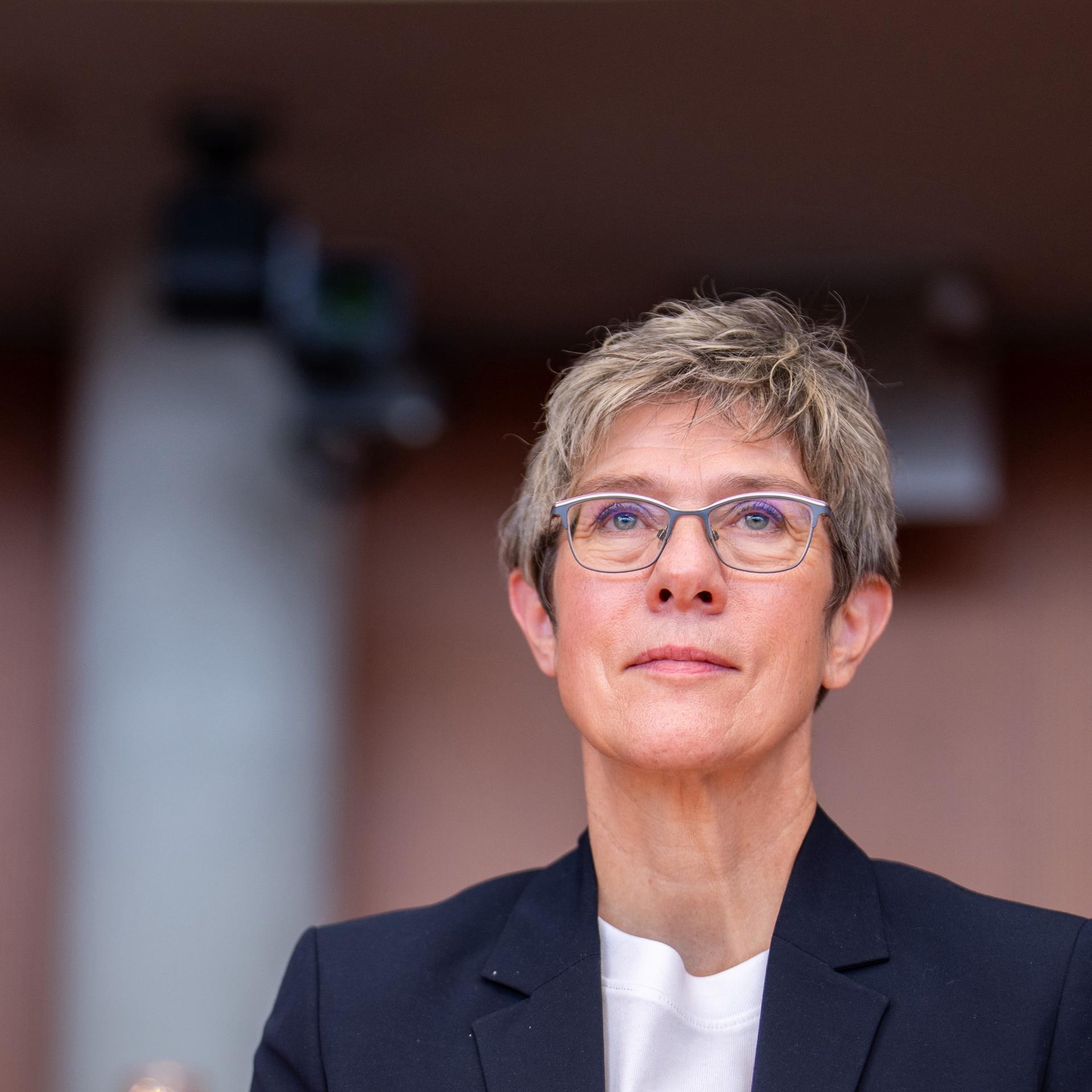 Ex-Verteidigungsministerin Annegret Kramp-Karrenbauer (CDU) schaut leicht nach oben. 