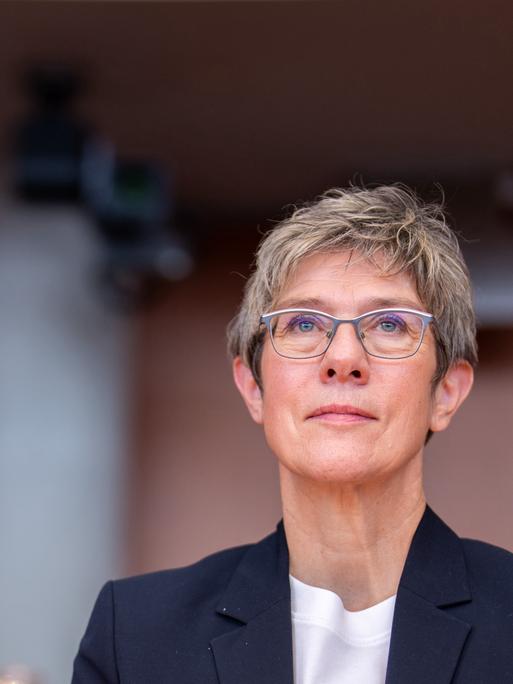 Ex-Verteidigungsministerin Annegret Kramp-Karrenbauer (CDU) schaut leicht nach oben. 
