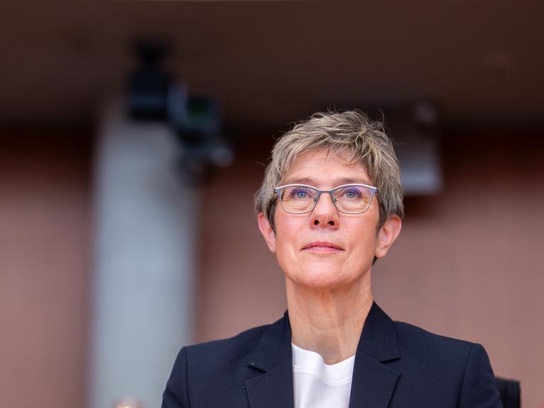 Ex-Verteidigungsministerin Annegret Kramp-Karrenbauer (CDU) schaut leicht nach oben. 