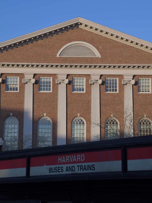 Außenansicht der Harvard Universität in den USA