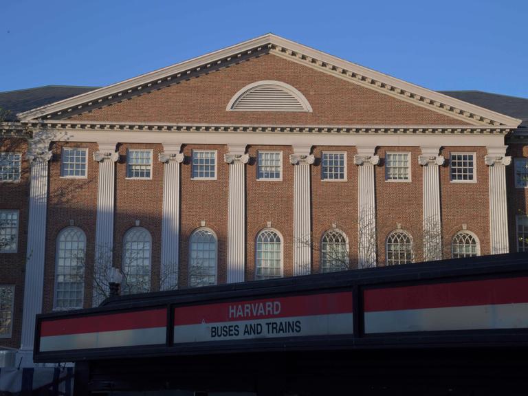 Außenansicht der Harvard Universität in den USA