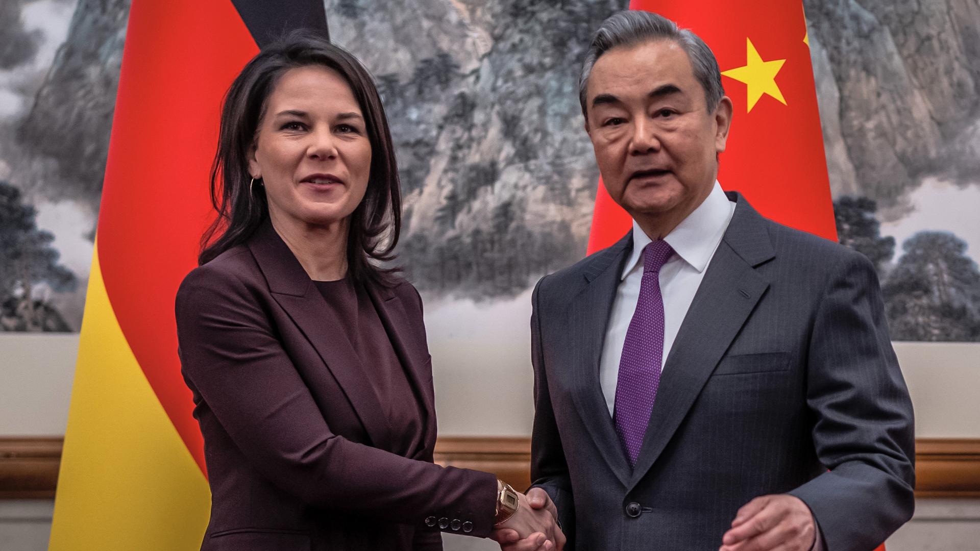 Peking: Annalena Baerbock (Bündnis90/Die Grünen), Außenministerin, wird von ihrem Amtskollegen Wang Yi, Staatsrat für Auswärtige Angelegenheiten und Außenminister von China, im Staatsgästehause Diaoyutai begrüsst.