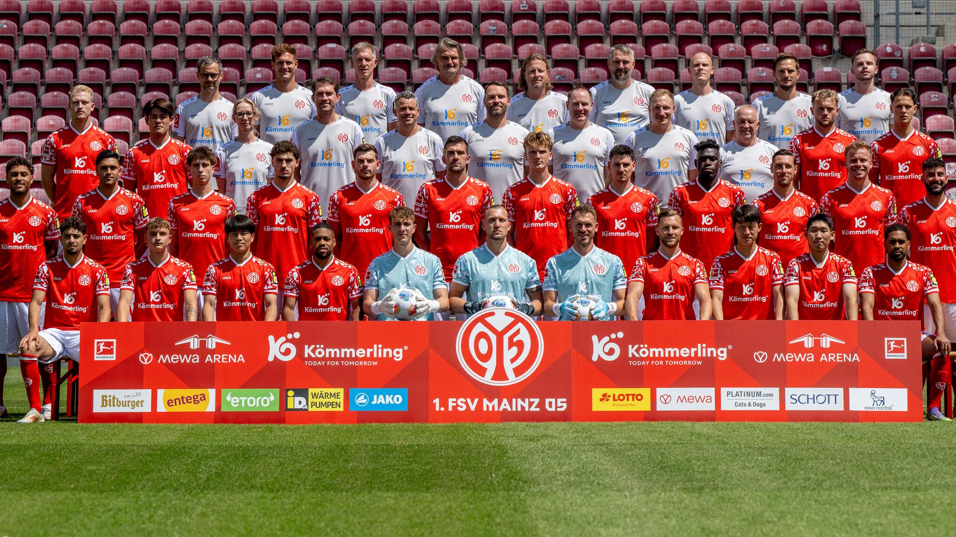Fußball: Bundesliga, Fototermin 1. FSV Mainz 05, Offizielles Mannschaftsfoto FSV Mainz 05, Bundesliga-Saison 2025/2026 Fußball: Bundesliga, Fototermin 1. FSV Mainz 05, Offizielles Mannschaftsfoto FSV Mainz 05, Bundesliga-Saison 2025/2026