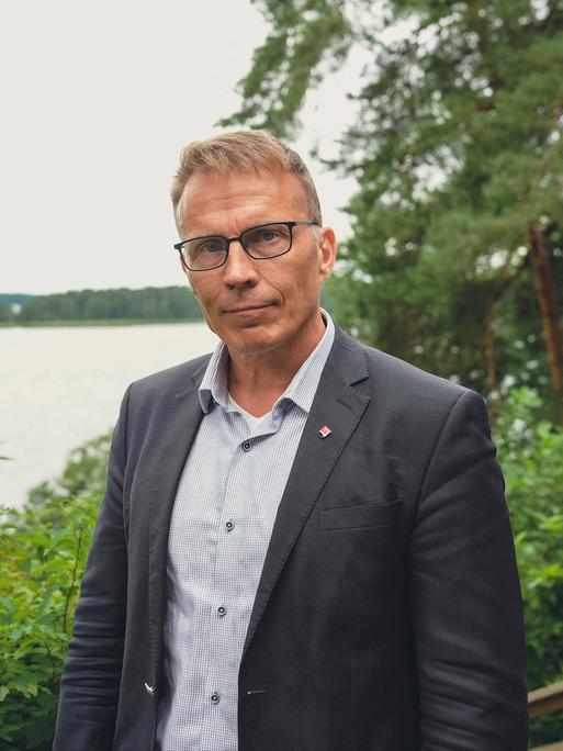 Jukka Kopra, Vorsitzender des Verteidigungsausschusses in Finnland, posiert für ein Foto in Lappenranta, Finnland,  2022.