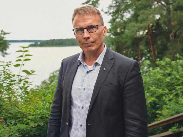 Jukka Kopra, Vorsitzender des Verteidigungsausschusses in Finnland, posiert für ein Foto in Lappenranta, Finnland,  2022.