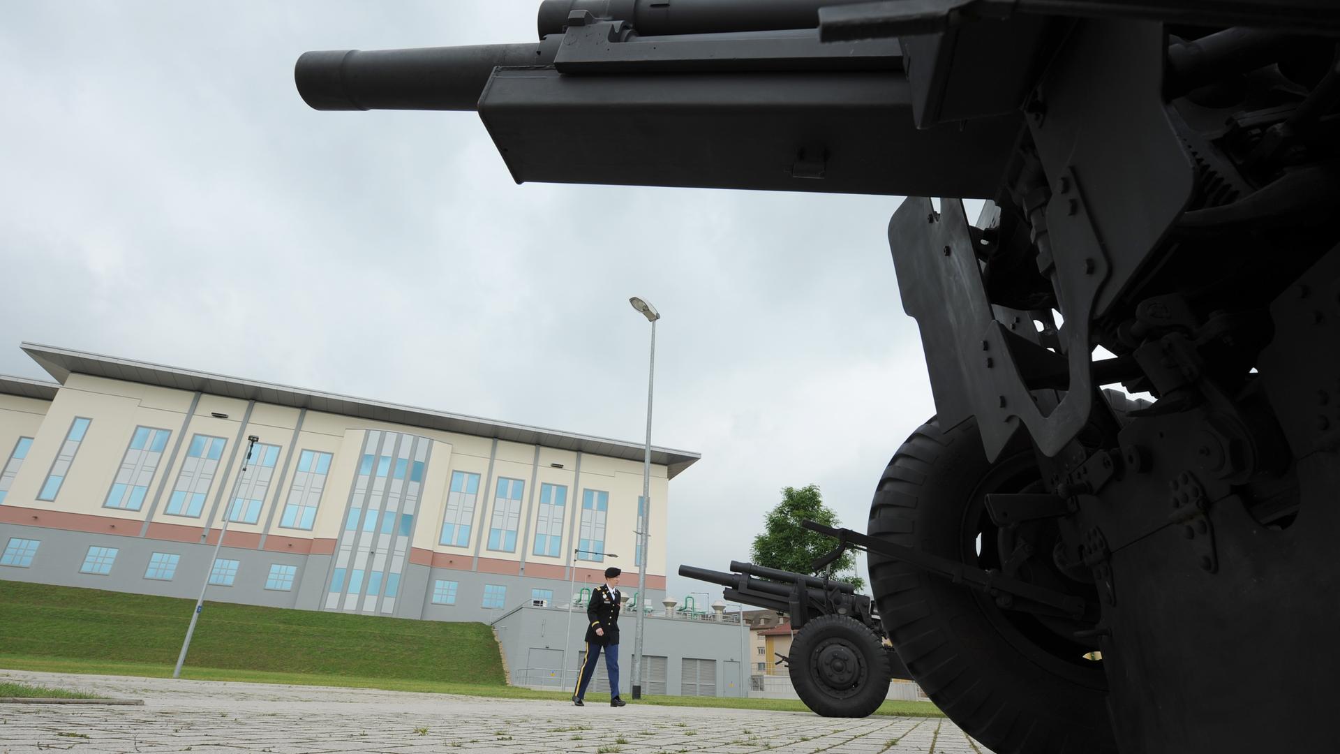 Feldhaubitzen stehen vor dem Europa-Hauptquartier der US-Armee in Wiesbaden-Erbenheim. 