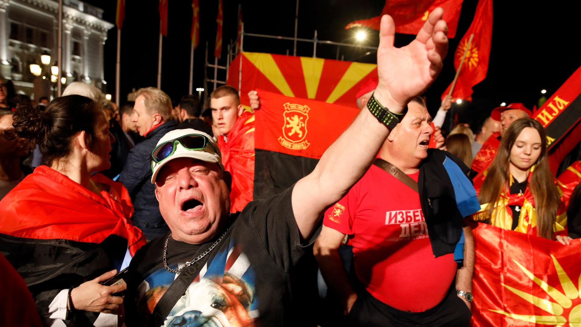In Nordmazedoniens Hauptstadt Skopje skandieren Menschen und schwenken National- und Parteifahnen während einer Kundgebung zur Unterstützung der Präsidentschaftskandidatin der oppositionellen Mitte-Rechts-Koalition VMRO-DPMNE, Siljanovska-Davkova.