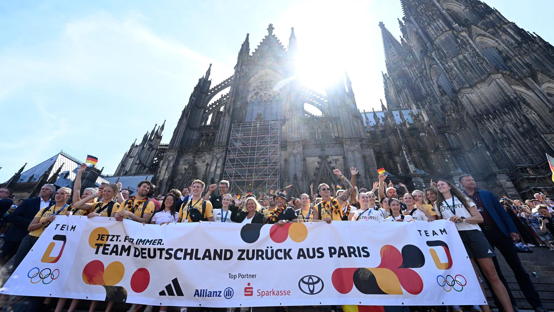 Die deutschen Athleten werden nach ihrer Ankunft am Hauptbahnhof Köln am Tag ihrer Abreise nach Abschluss der Olympischen Spiele Paris 2024 vor dem Kölner Dom in Empfang genommen. Die deutschen Athleten werden nach ihrer Ankunft am Hauptbahnhof Köln am Tag ihrer Abreise nach Abschluss der Olympischen Spiele Paris 2024 vor dem Kölner Dom in Empfang genommen.