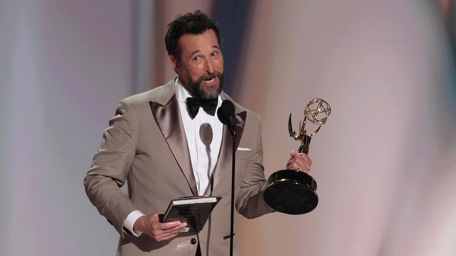 Noah Wyle hält eine Trophähe in der Hand und hält eine Dankesrede bei der Verleihung der US-Fernsehpreise Emmys.