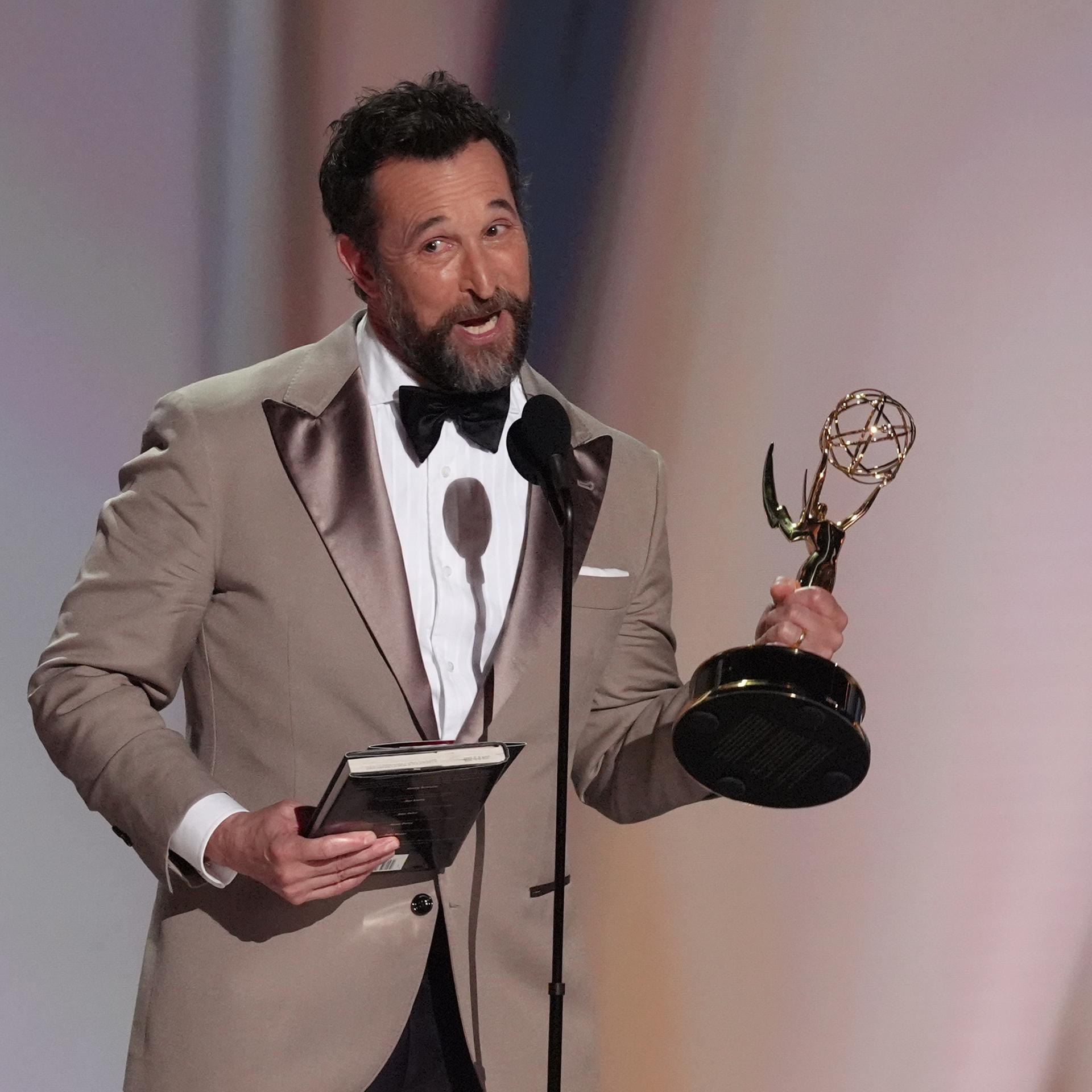 Noah Wyle hält eine Trophähe in der Hand und hält eine Dankesrede bei der Verleihung der US-Fernsehpreise Emmys.