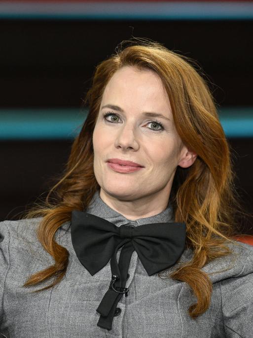 Florence Gaub posiert in der ZDF-Talkshow "Markus Lanz" vor einem dunklen Studiohintergrund lächelnd für ein Pressefoto.
Florence Gaub posiert in der ZDF-Talkshow "Markus Lanz" vor einem dunklen Studiohintergrund lächelnd für ein Pressefoto.