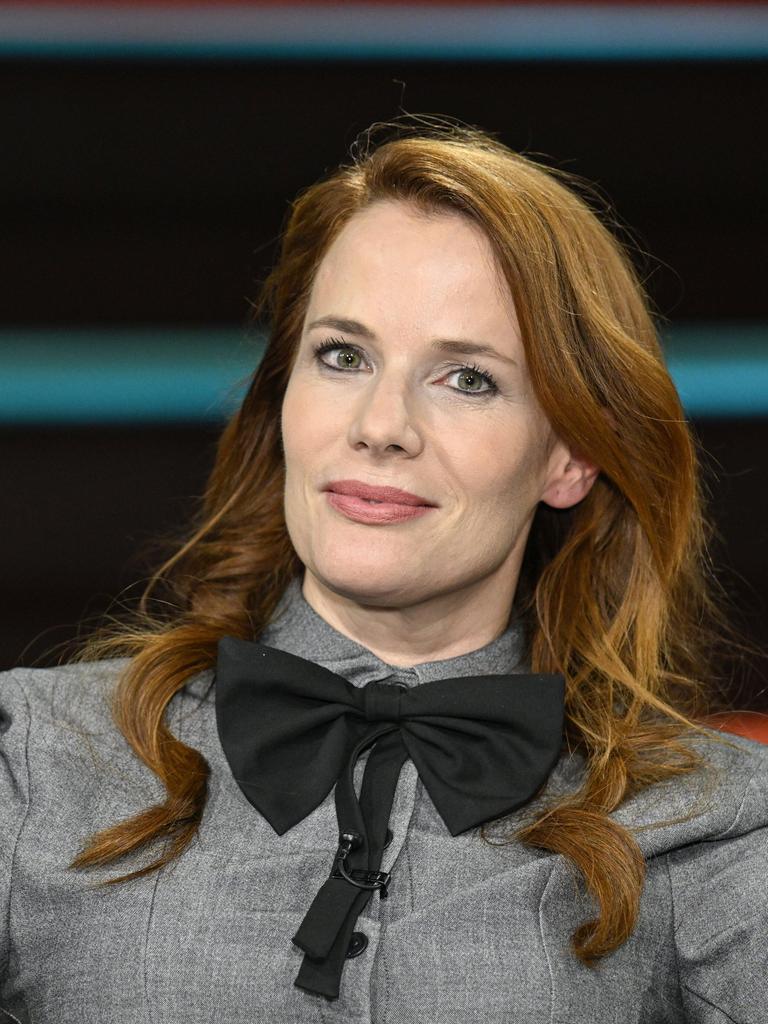 Florence Gaub posiert in der ZDF-Talkshow "Markus Lanz" vor einem dunklen Studiohintergrund lächelnd für ein Pressefoto.
