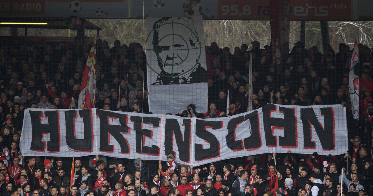 Fans von Union Berlin mit Fadenkreuz und "Hurensohne"-Fahne gegen 1899-Hoffenheim-Sponsor Dietmar Hopp 