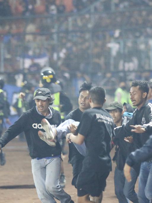 Bei einer Massenpanik in einem Fußball-Stadion in Indonesien sind 125 Menschen ums Leben gekommen.