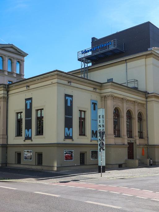 Außenansicht des Schauspielhaus Magdeburg an einem sonnigen Tag