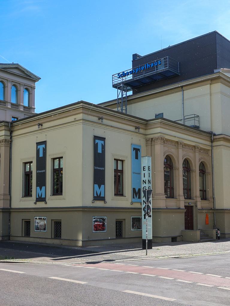 Außenansicht des Schauspielhaus Magdeburg an einem sonnigen Tag