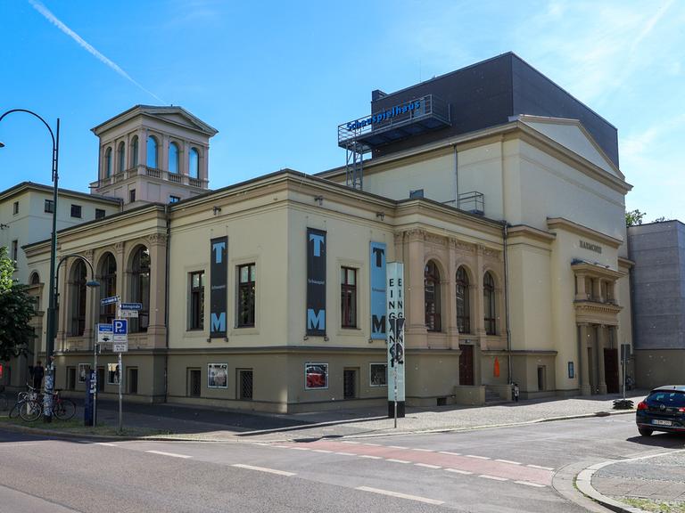 Außenansicht des Schauspielhaus Magdeburg an einem sonnigen Tag