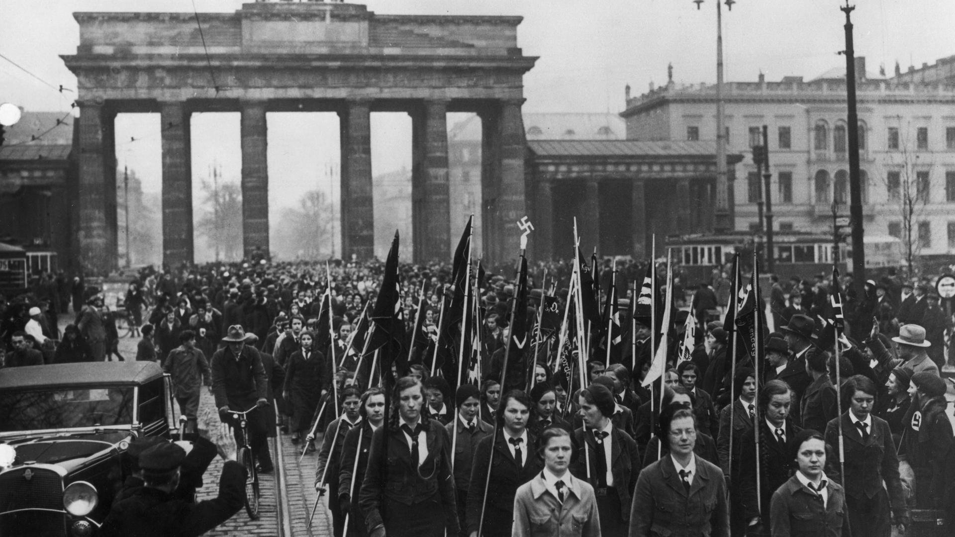 Der "Bund Deutscher Mädel" beim Marsch durch das Brandenburger Tor am 8. März 1933.