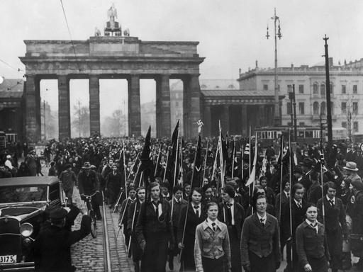 Der "Bund Deutscher Mädel" beim Marsch durch das Brandenburger Tor am 8. März 1933.