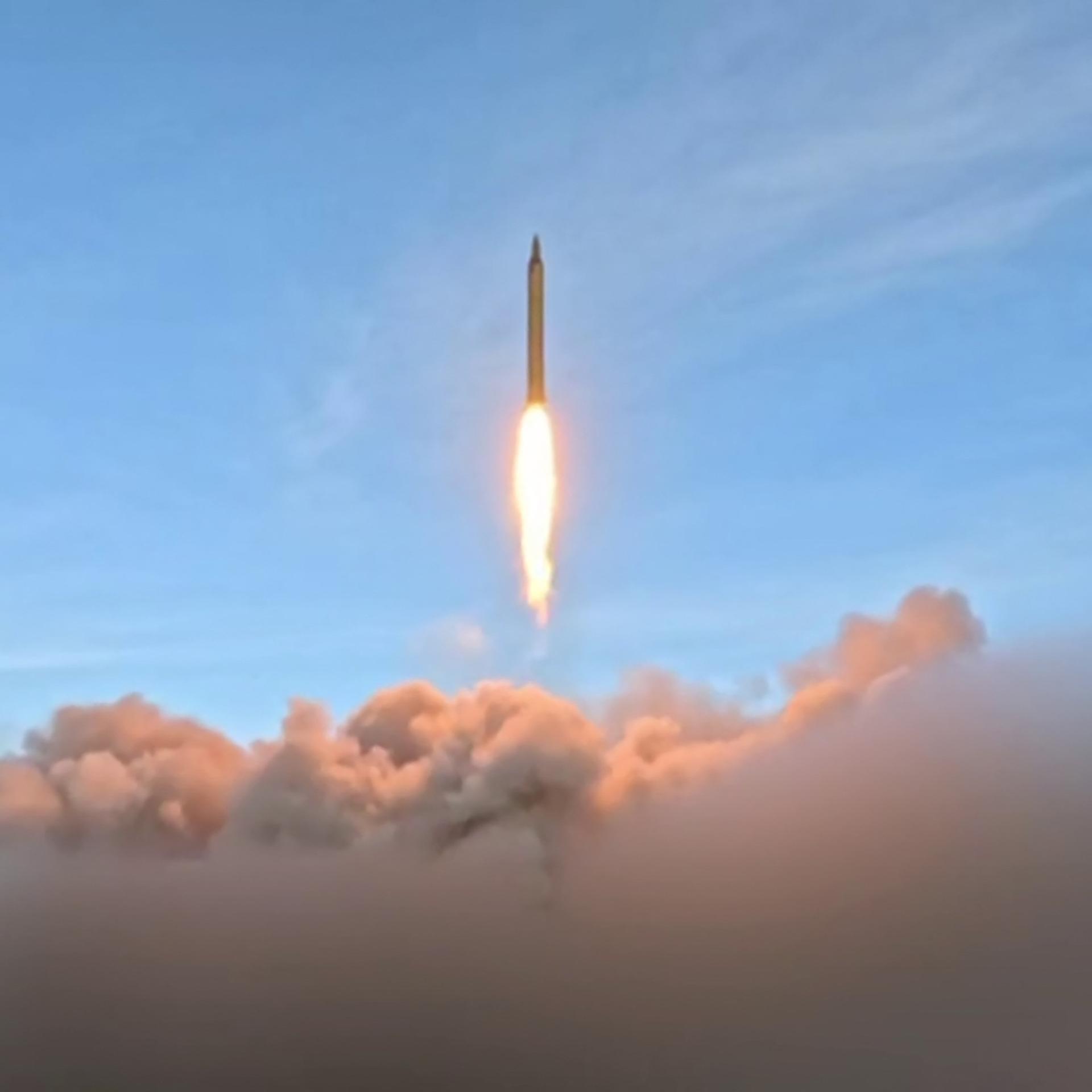Das Foto von der iranischen Revolutiongsarde stammt von März 2026 und soll den Start einer iranischen Rakete zeigen.
