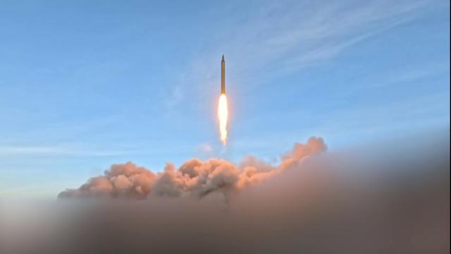 Das Bild zeigt eine Rakete nach dem Start mit einem Feuerschweif.