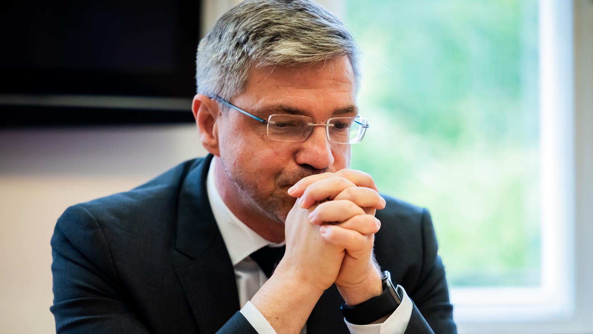 Mike Schubert, (SPD), abgewählter Oberbürgermeister von Potsdam, sitzt bei einem Statement zu seiner Abwahl im Regine-Hildebrandt-Haus der SPD-Potsdam. Mike Schubert, (SPD), abgewählter Oberbürgermeister von Potsdam, sitzt bei einem Statement zu seiner Abwahl im Regine-Hildebrandt-Haus der SPD-Potsdam.