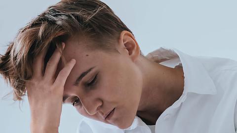 Mikita Franko stützt seinen Kopf auf seiner Hand ab und schaut nach unten
