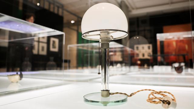 Die Tischlampe MT 9 von Wilhelm Wagenfeld ist in einer Ausstellung zu sehen.  