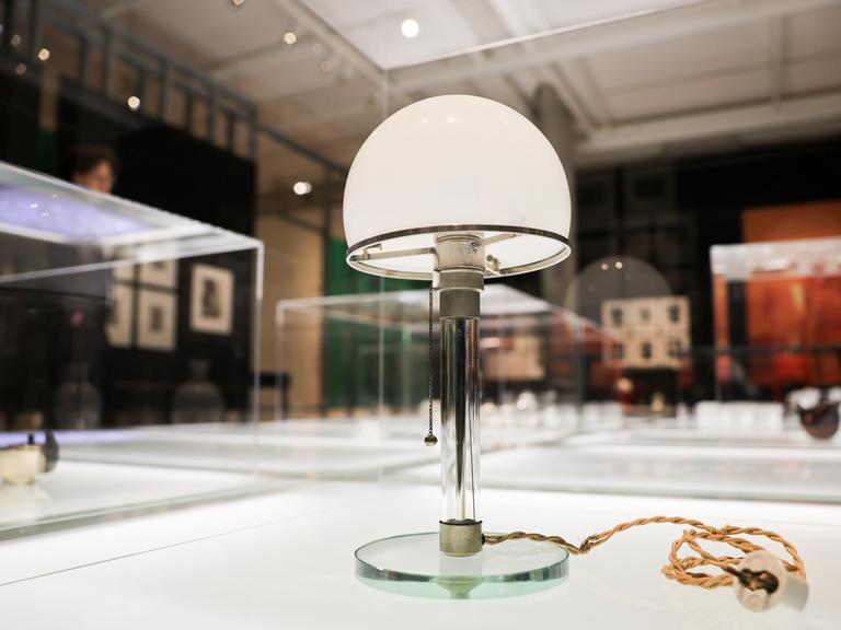 Die Tischlampe MT 9 von Wilhelm Wagenfeld ist in einer Ausstellung zu sehen.  