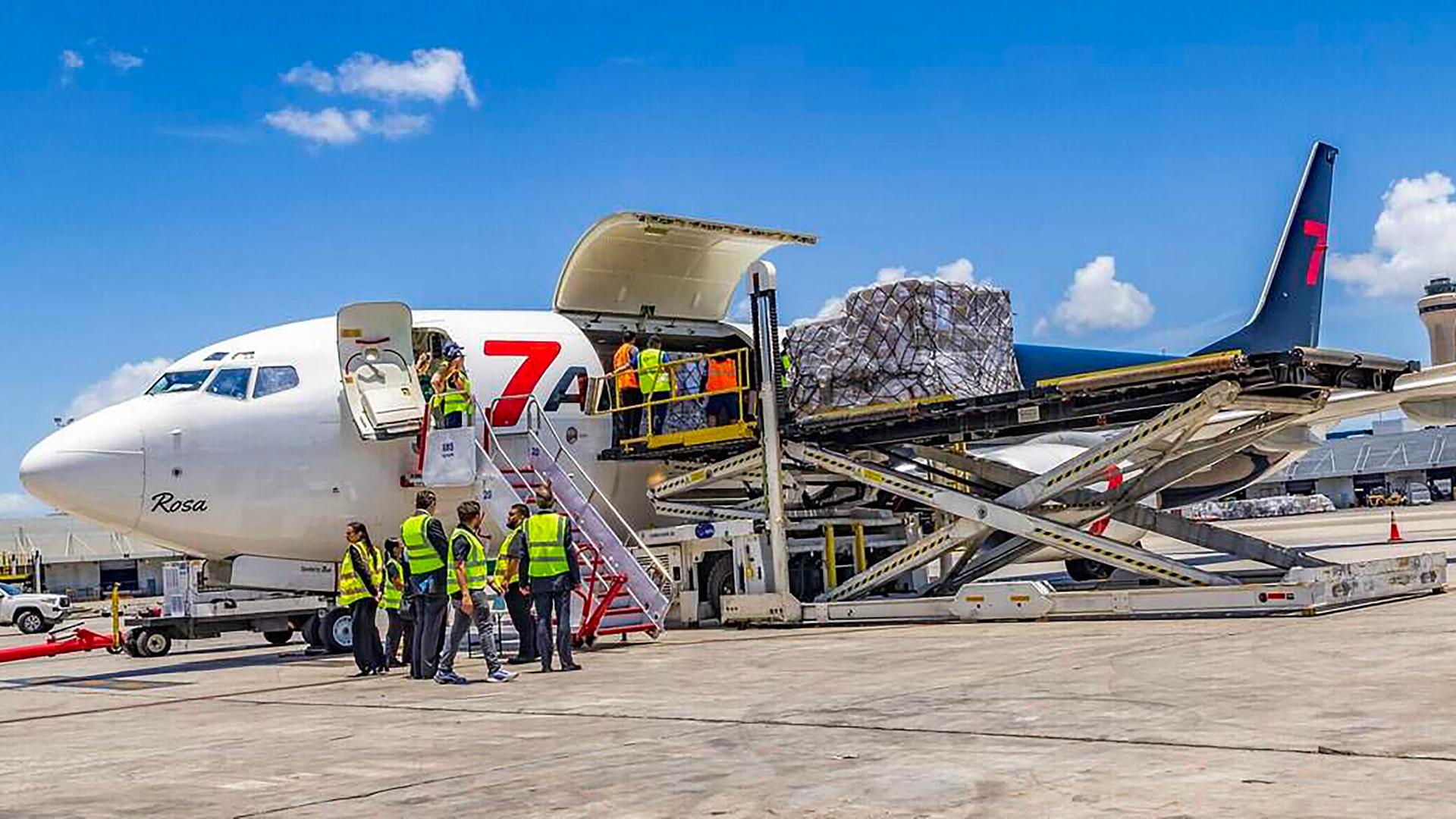 Am Miami International Airport wird eine Boeing mit Hilfsmitteln für Kuba beladen.