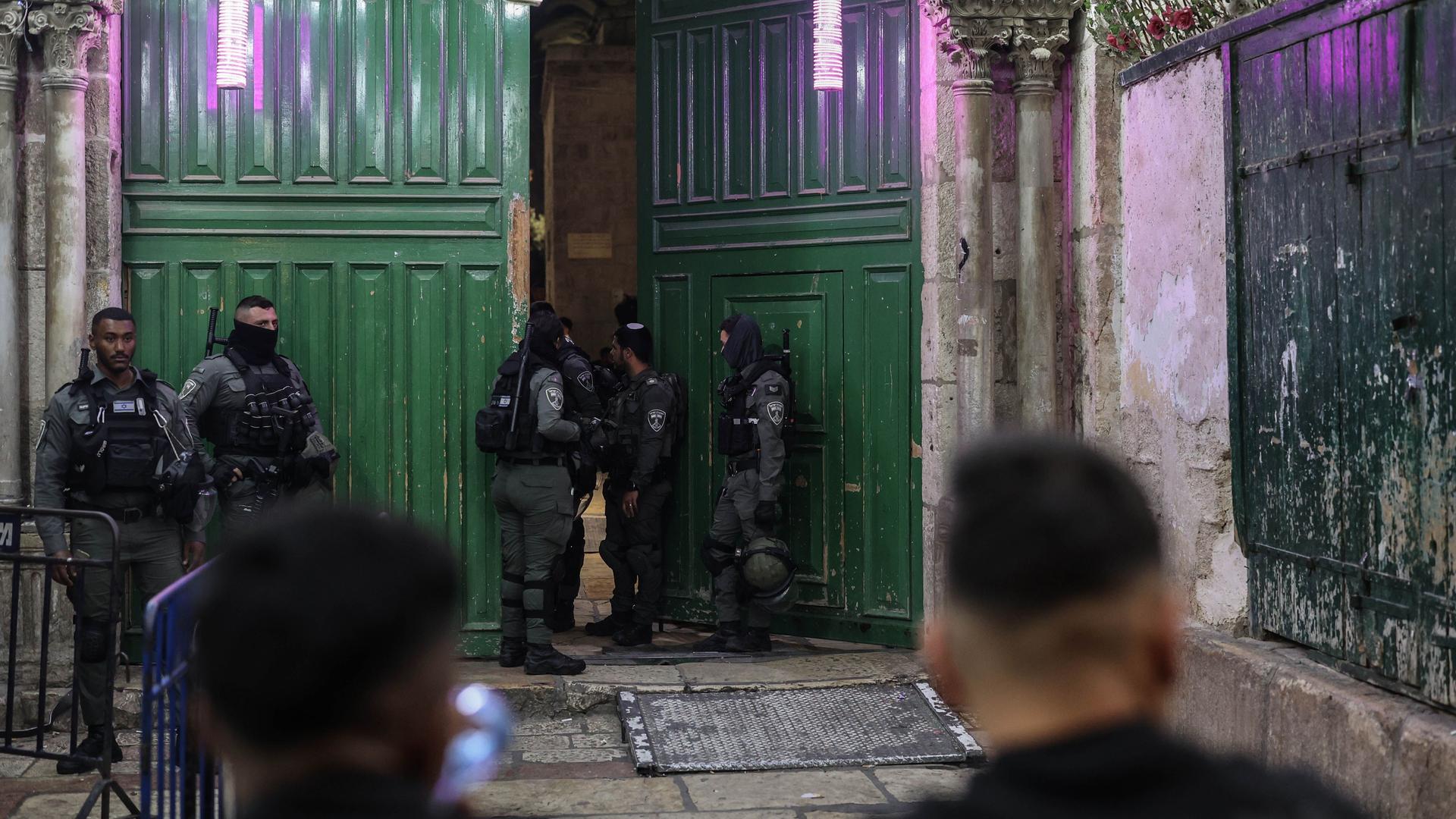 Israelische Polizisten stehen vor den Toren zum Gelände der Al-Aksa-Moschee. Israelische Polizisten stehen vor den Toren zum Gelände der Al-Aksa-Moschee.