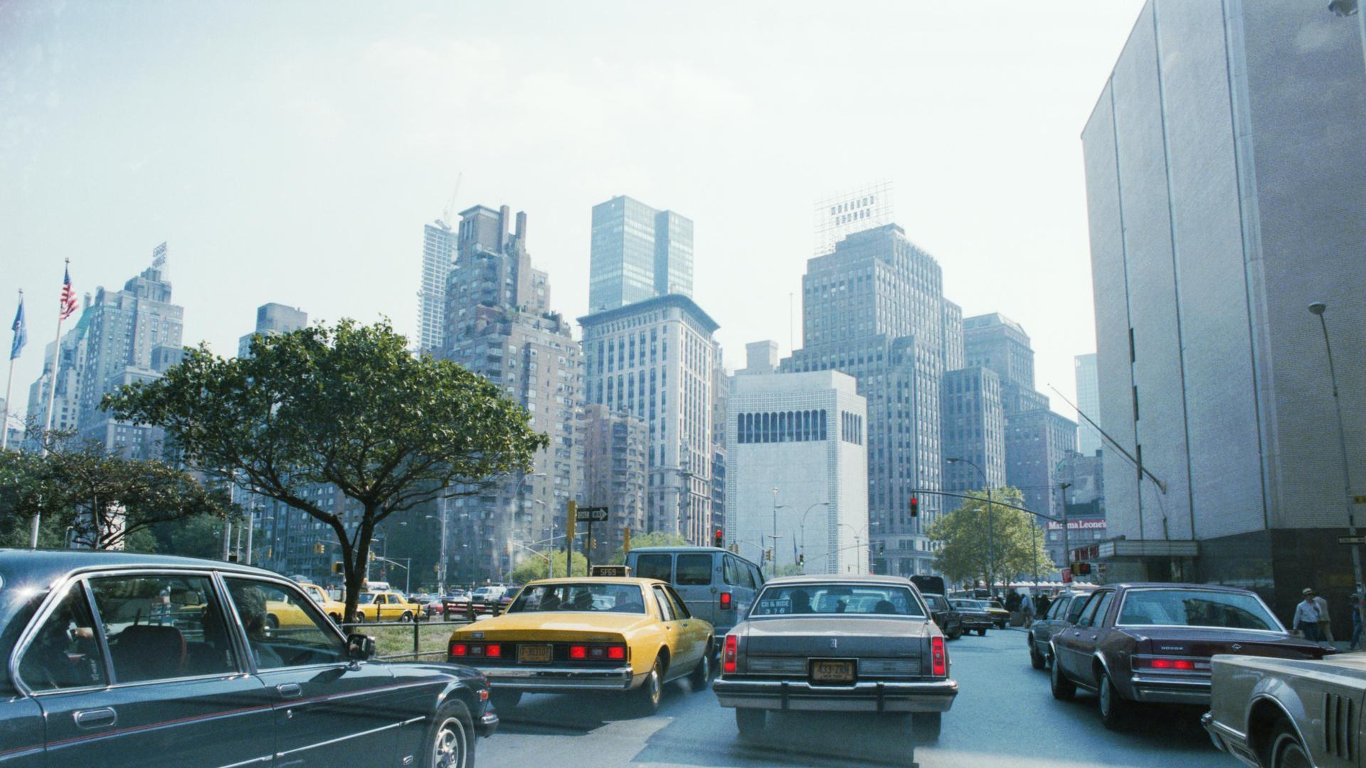 Das Foto von 1985 zeigt die Hochhäuser von New York, Manhatten Das Foto von 1985 zeigt die Hochhäuser von New York, Manhatten