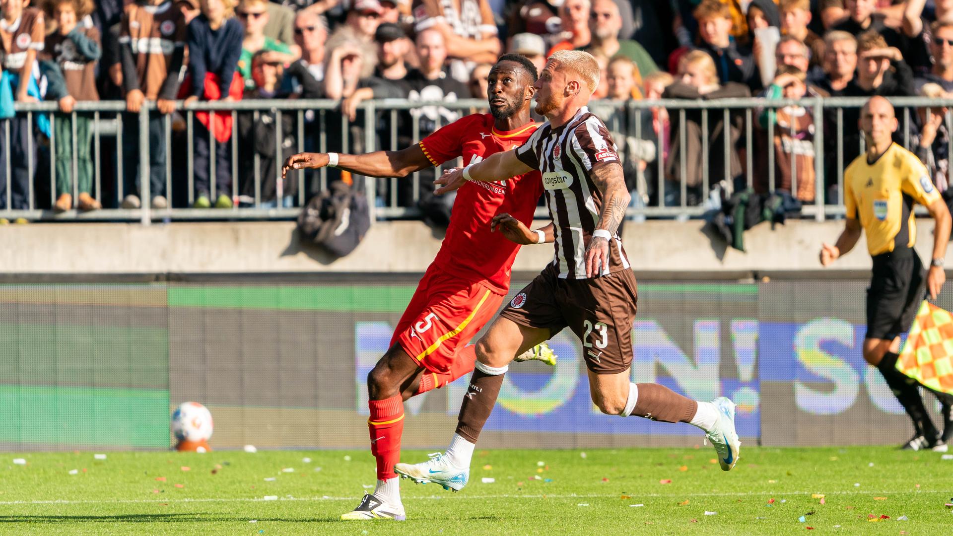 Chrislain Matsima (FC Augsburg, #05) im Zweikampf, Kampf um den Ball mit Louis Oppie (FC St. Pauli, #23), GER, FC St. Pauli vs. FC Augsburg, Fussball, Bundesliga, Spieltag 3, Saison 2025/2026, 14.09.2025 DFL REGULATIONS PROHIBIT ANY USE OF PHOTOGRAPHS AS IMAGE SEQUENCES AND/OR QUASI-VIDEO Foto: Eibner-Pressefoto/Max Vincen