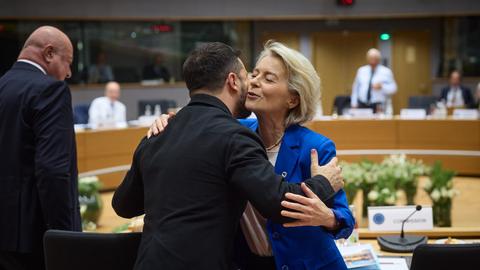 Präsident Wolodymyr Selenskyj wird am 23.10.2025 beim EU-Gipfel in Brüssel von der Chefin der EU-Kommission, Ursula von der Leyen, herzlich empfangen.