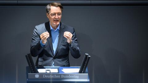 Berlin: Karl Lauterbach (SPD), Bundesminister für Gesundheit, spricht in der Plenarsitzung im Deutschen Bundestag.