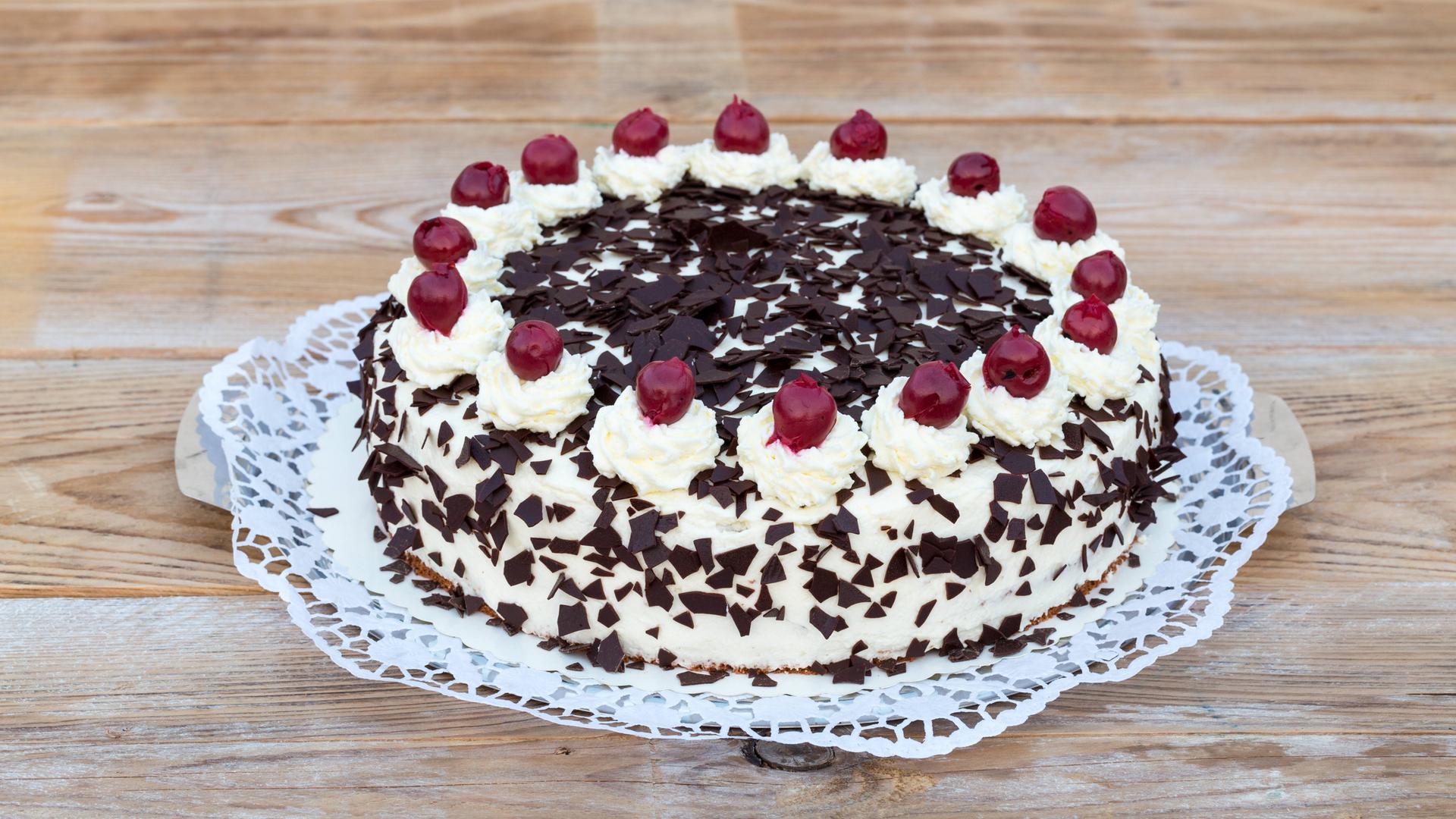 Wir sehen eine leckere Schwarzwälder Kirtschtorte Wir sehen eine leckere Schwarzwälder Kirtschtorte