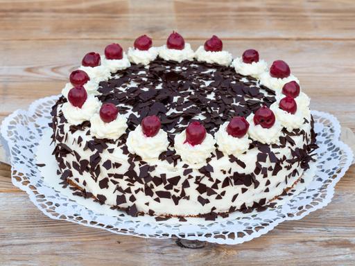 Wir sehen eine leckere Schwarzwälder Kirtschtorte