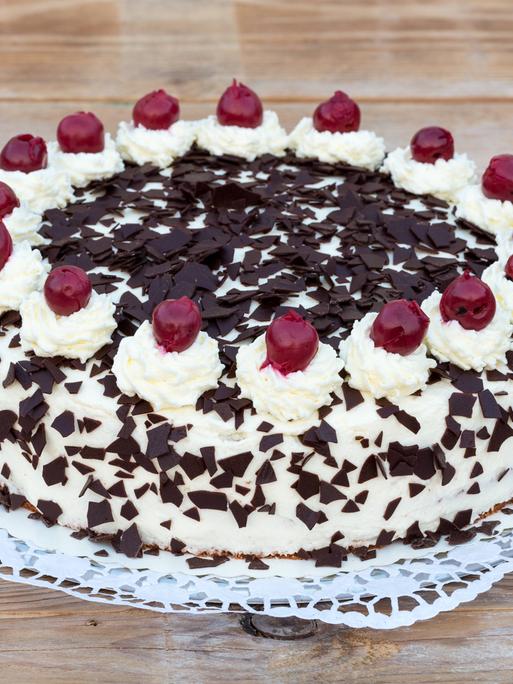Wir sehen eine leckere Schwarzwälder Kirtschtorte Wir sehen eine leckere Schwarzwälder Kirtschtorte