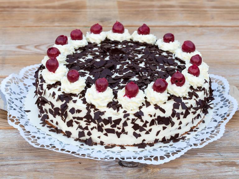 Wir sehen eine leckere Schwarzwälder Kirtschtorte Wir sehen eine leckere Schwarzwälder Kirtschtorte